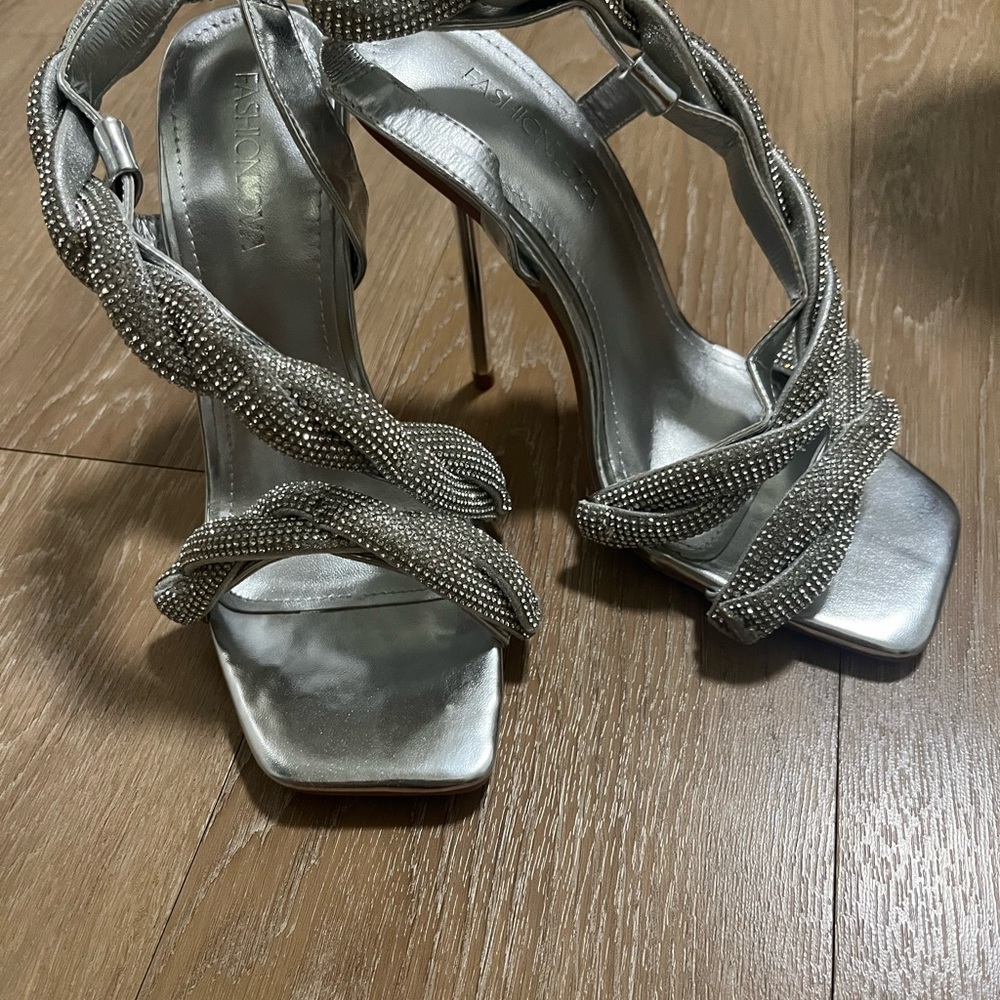 Beautiful Silver Rhinestone Embellished Stiletto